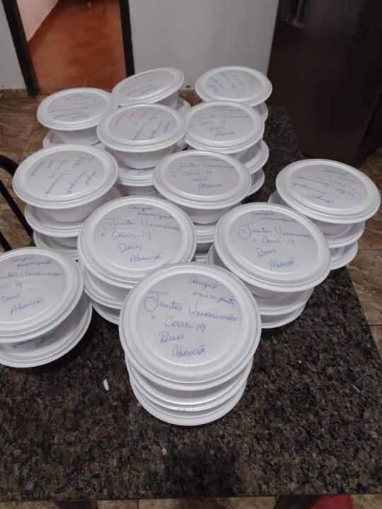 Foto 2 de 4 — Moradores de Trabiju se unem e entregam mais de 400 marmitas pela cidade